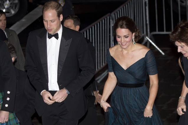 epa04522460 Britain's Prince William, Duke of Cambridge, and his wife, Catherine, Duchess of Cambridge arrive at Metropolitan Museum of Art to attend the St. Andrews 600th Anniversary Dinner in New York, USA, 09 December  2014. The event is created to support scholarships and bursaries for students from under-privileged communities and investment in the university's media and science faculties, sports centers and lectureship in American literature.  EPA/CARLO ALLEGRI / POOL