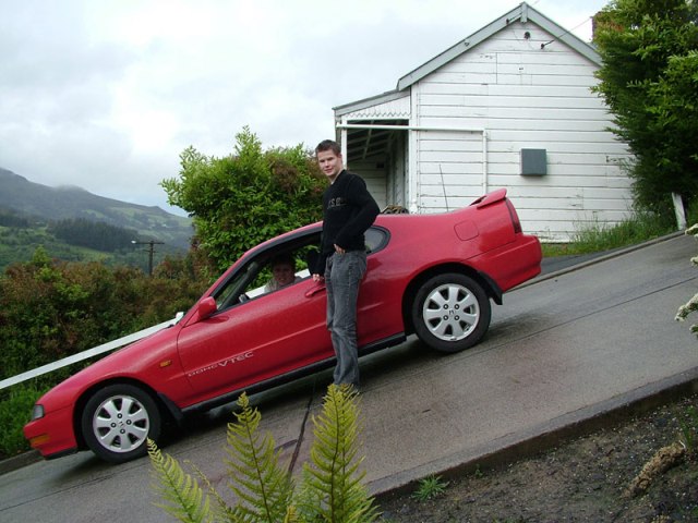 steepest-residential-street-in-the-world-baldwin-street-dunedin-new-zealand-guiness-world-record-4