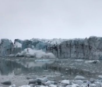 ВИДЕО: Се откина огромен леденик , туристите мораа да бегаат (ВИДЕО)