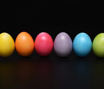 Црвеното јајце се чува, синото дава здравје: Што значат боите на велигденските јајца?